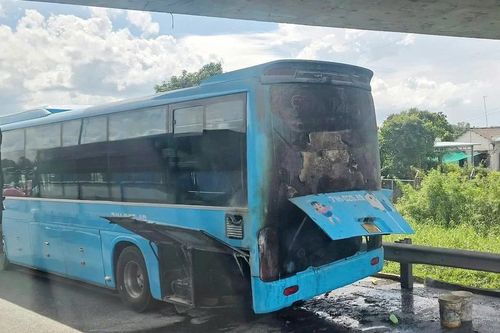 Xe khách bốc cháy trên cao tốc TPHCM - Trung Lương, hành khách hoảng loạn tháo chạy