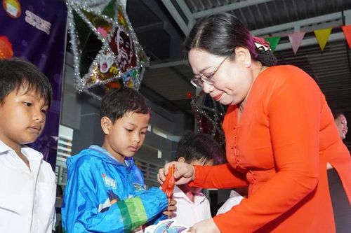 Lồng đèn thắp sáng ước mơ trẻ em nghèo Cần Thơ