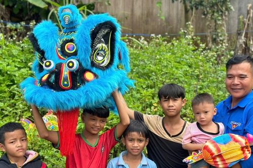 Đội mưa lên non tặng quà Trung thu cho em nhỏ vùng cao