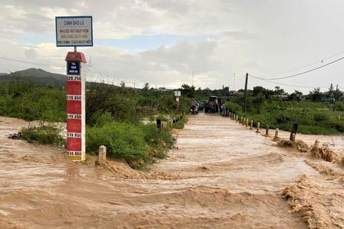Phập phồng qua cầu tràn ở Quảng Ngãi