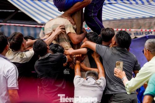 Trai vùng biển leo cột mỡ trong lễ hội Nghinh Ông Cần Giờ