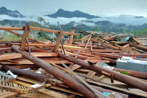 Giông lốc cuốn sập nhà dân ở Nghệ An