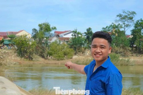 Chàng trai liều mình cứu cháu bé giữa dòng lũ: Nếu sợ thì ai sẽ cứu người đây...