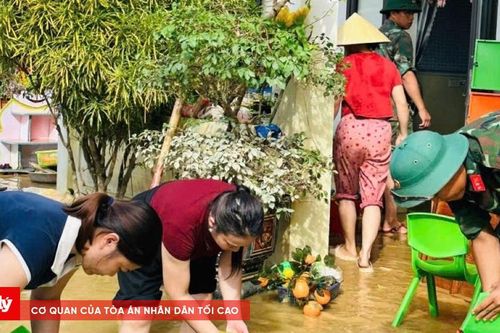 Ra quân hỗ trợ các trường học dọn dẹp, vệ sinh sau bão lũ