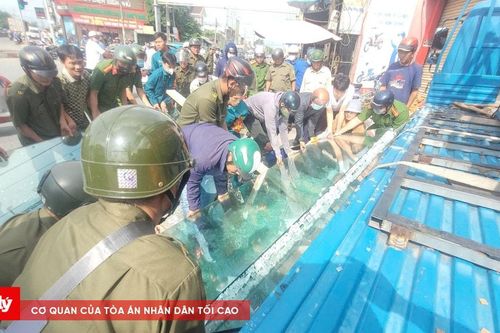 Tây Ninh: 2 công nhân bị kính cường lực đè giờ ra sao?