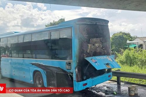 Xe khách giường nằm bốc cháy trên cao tốc