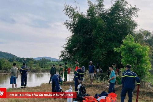 Ra suối rửa chân cùng bạn, bé trai đuối nước thương tâm