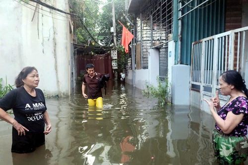 Khu dân cư 'ra ngõ nước ngập ngang người' ở Hà Nội, phường xin đắp đê