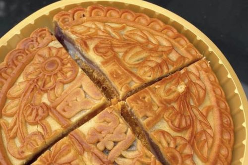 Một chiếc bánh trung thu bằng 2 bát phở, ai nên hạn chế?