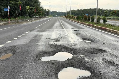 Đường 3.800 tỷ ở TPHCM chằng chịt ổ voi sau một năm sử dụng