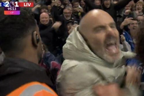 HLV Chelsea bị phạt thẻ đỏ vì ăn mừng 'điên rồ' như Mourinho