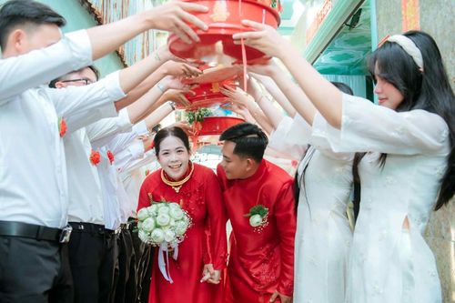 Cặp đôi nhà sát vách kết hôn sau 11 năm yêu, dựng chung rạp cưới, thuê chung MC