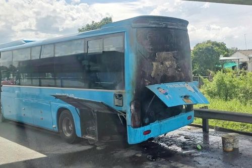 Cháy xe giường nằm trên cao tốc TPHCM - Trung Lương, hành khách hoảng loạn