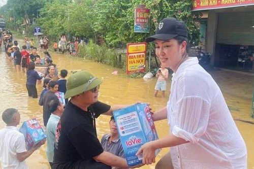 Hành động đẹp và nỗi trăn trở của hoa hậu Nguyễn Thị Huyền