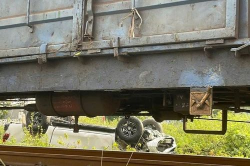 Ô tô lật ngửa sau va chạm với tàu hỏa tại phường Trường Vinh