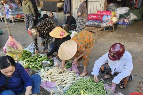 Rau xanh 'đội giá' sau bão, thực phẩm khác giữ ổn định