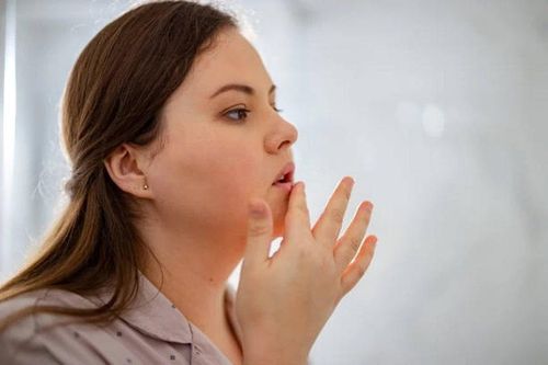 Vì sao môi dễ nứt nẻ vào mùa Thu và nên khắc phục thế nào?