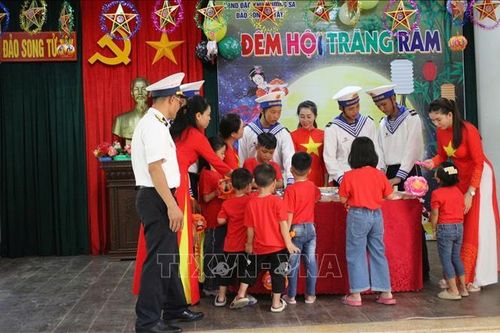 Phá cỗ Trung thu nơi đảo xa