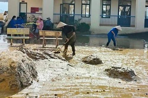 Hà Tĩnh: Chạy đua với thời gian 'nước rút đến đâu, dọn bùn đến đó'