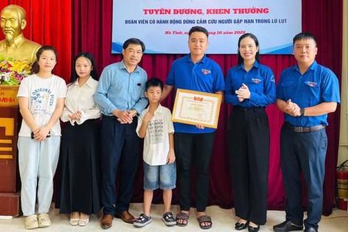 Hà Tĩnh: Trao bằng khen cho thanh niên dũng cảm cứu trẻ bị nước lũ cuốn trôi