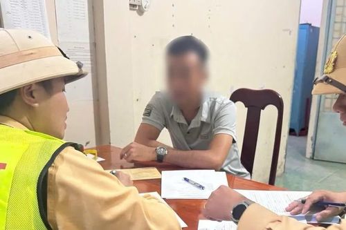 Dừng xe trên cao tốc quay phim, tài xế bị phạt 14 triệu đồng