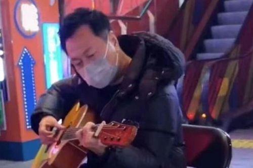 Nam diễn viên nổi tiếng bị bắt gặp bán hàng rong, hát vỉa hè để mưu sinh