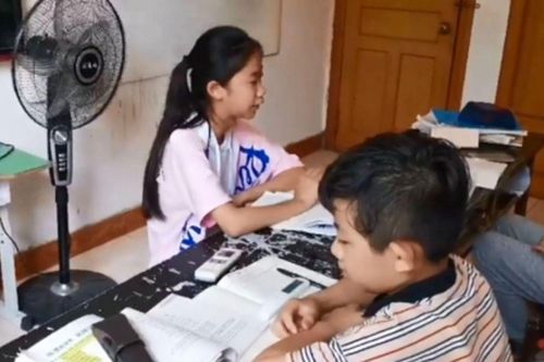 Con mỗi ngày đều mang một thứ ở trường về nhà, mẹ biết được liền tức giận đòi gặp Hiệu trưởng