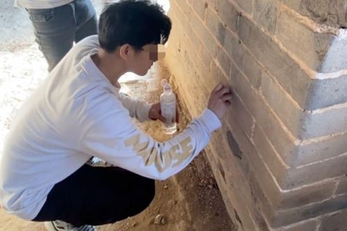 Khắc tên lên Vạn Lý Trường Thành, cặp đôi trẻ bị cảnh sát bắt giữ