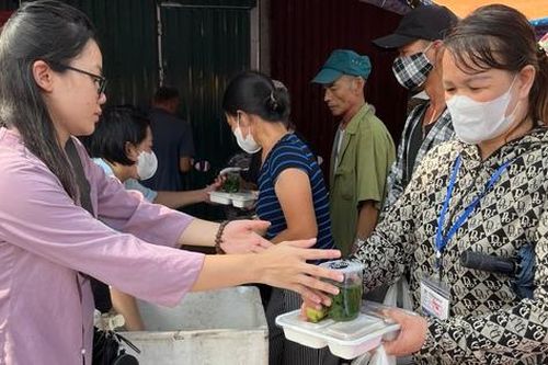 Những suất cơm chan chứa lòng yêu thương từ Bệnh viện K