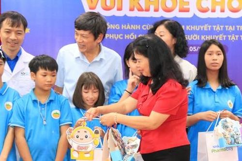 Hội Bảo vệ quyền trẻ em Việt Nam tặng quà Tết Trung thu cho 350 trẻ em và người cao tuổi