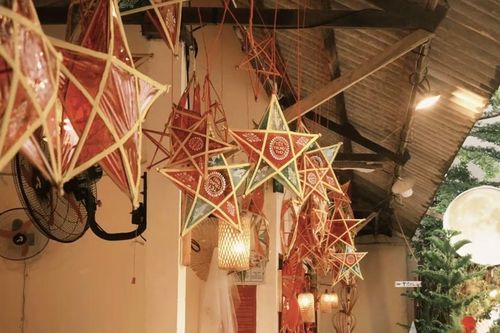 Ánh trăng tuổi thơ trong chiếc lồng đèn giấy bóng kính