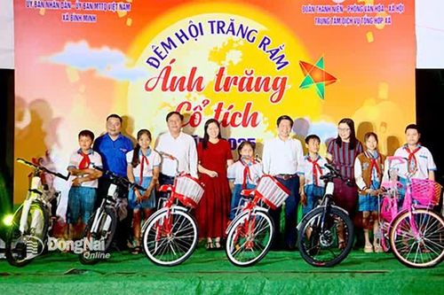 Ấm áp 'Đêm hội trăng rằm' cho thiếu nhi xã Bình Minh