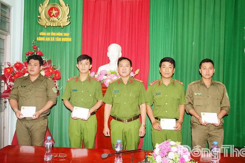 Khen thưởng lực lượng Công an xã Tân Dương dũng cảm trấn áp đối tượng nghiện ma túy
