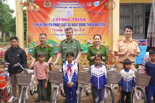 Tuyên truyền pháp luật và trao quà 'Trung thu cho em' tại xã Lơ Pang
