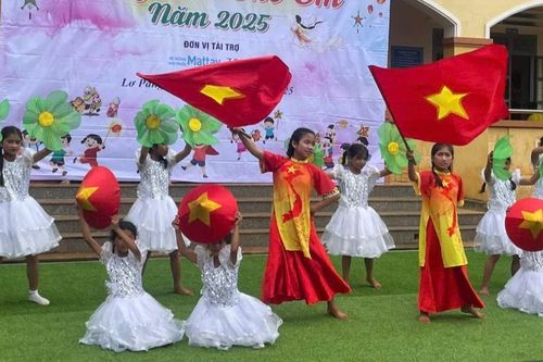 Đoàn UBND tỉnh Gia Lai mang Trung thu đến với thiếu nhi xã Lơ Pang