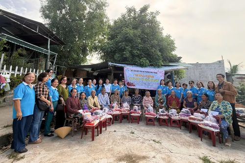 Hội Liên hiệp Phụ nữ phường Nha Trang tổ chức chương trình 'Trao yêu thương - Tiếp bước em đến trường'