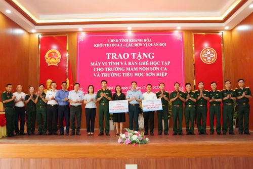Trao quà cho các trường học, gia đình, thiếu nhi ở xã Khánh Sơn