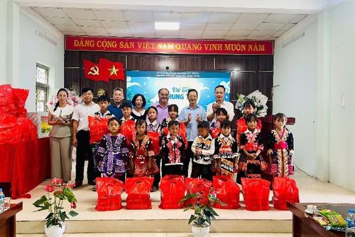 Chủ nhiệm Ủy ban Kiểm tra Tỉnh ủy thăm, tặng quà Trung thu cho trẻ em phường Tân Phong