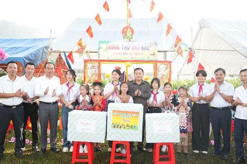 Phó Chủ tịch UBND tỉnh Giàng A Tính thăm, tặng quà Trung thu cho thiếu niên, nhi đồng tại xã Bình Lư