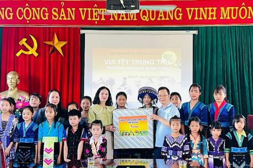 Trao quà Tết Trung thu cho học sinh Trường TH&THCS Sùng Phài