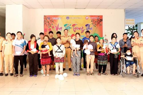 Trao quà Tết Trung thu cho bệnh nhi