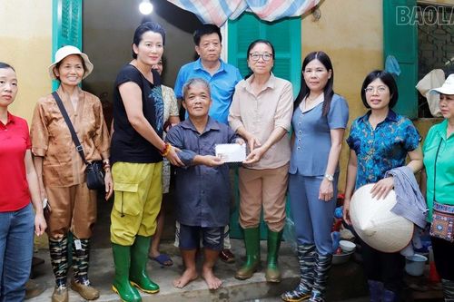 Hỗ trợ 7 gia đình có hoàn cảnh khó khăn thiệt hại nặng trong bão số 10