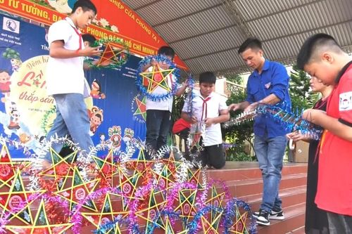 Trăng vẫn sáng trên vùng đất lũ