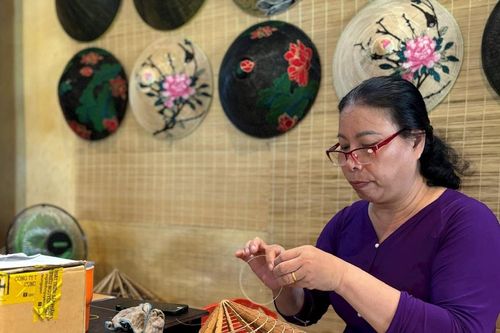 Duyên dáng nón lá sen xứ Huế