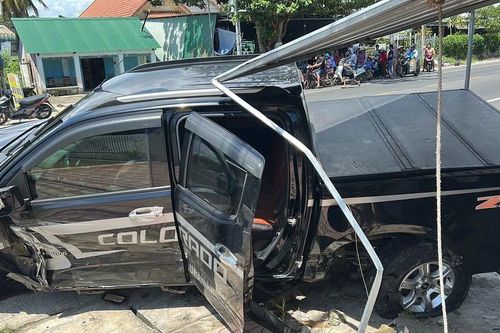 2 ô tô tông trực diện ở Tân Hải