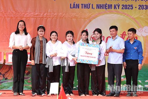 Lãnh đạo Sở Y tế thăm, tặng quà, vui Tết Trung thu cùng thiếu nhi xã Đồng Thái