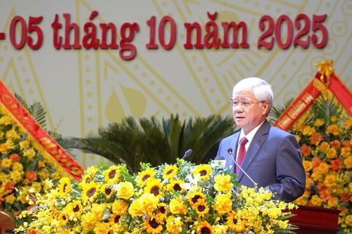 Đồng lòng, chung sức thực hiện thắng lợi nghị quyết đại hội đề ra, xây dựng tỉnh Quảng Trị phát triển nhanh, bền vững (*)