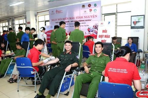 Hơn 1.000 người tham gia Ngày hội hiến máu