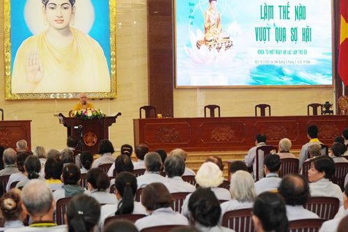 Ngày an lạc tại Việt Nam Quốc Tự với chủ đề Làm thế nào vượt qua sợ hãi