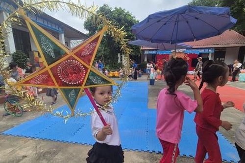 Trung thu ấm áp giữa vùng lũ Lào Cai